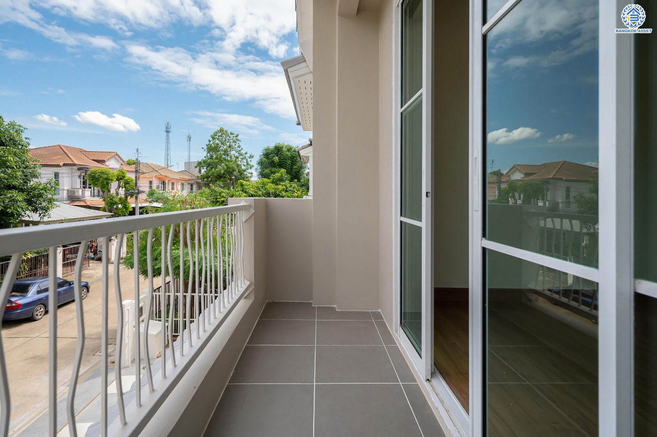 บ้านมือสองตกแต่งใหม่ โครงการ ชัยพฤกษ์ ติวานนท์-ราชพฤกษ์1 เนื้อที่ 56.20 ตร.ว. ฟังก์ชัน 3 ห้องนอน 2 ห้องน้ำ จอดรถได้ 1 คัน สภาพแวดล้อมดี บนทำเลศักยภาพ หน้าโครงการติดถนนใหญ่ เชื่อมต่อถนนราชพฤกษ์ ใกล้จุดขึ้นทางด่วน "ศรีสมาน" ใกล้ห้าง "เซ็นทรัลเวสเกต" และ "โรบินสันศรีสมาน"...